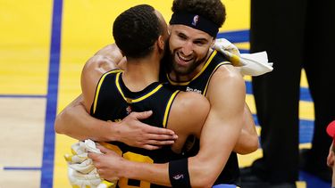 Klay Thompson, de los Warriors de Golden State, abraza a su compañero Stephen Curry, el jueves 26 de mayo de 2022, en el quinto partido de la final de la Conferencia Oeste ante los Mavericks de Dallas&nbsp;