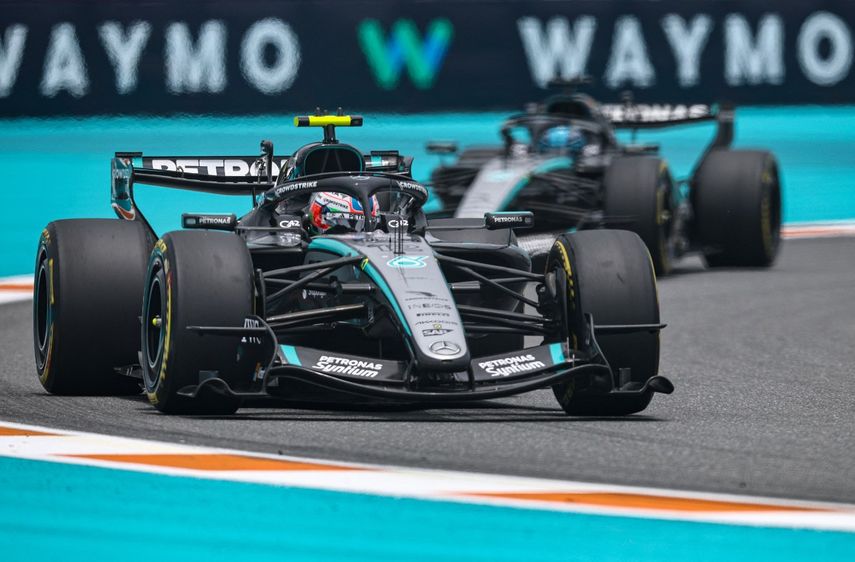 Andrea Kimi Antonelli rueda por delante de George Russell en el GP de Miami de Fórmula 1, ambos pilotos de Mercedes compiten en el Autódromo Internacional de Miami