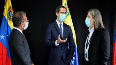 El presidente encargado de Venezuela, Juan Guaidó, recibe a representantes de la Unión Interparlamentaria, en Caracas.