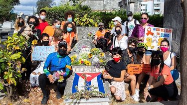 Animalistas en la tumba de Jeanette Ryder, el Cementerio de Colón, en La Habana, Cuba.&nbsp;