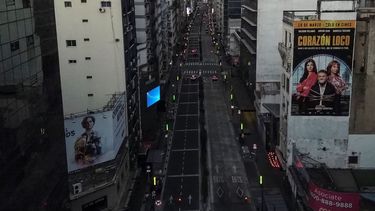 Vista aérea de una avenida vacía en Corrientes, Buenos Aires, Argentina, tomada el 20 de abril de 2020, en medio de la pandemia de coronavirus COVID-19. 