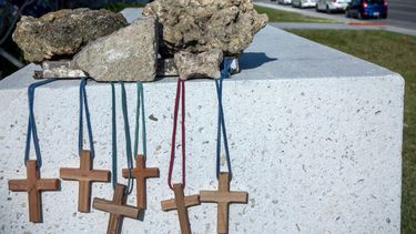 Cruces de madera que recuerdan a las seis víctimas del colapso del puente de FIU en Miami.&nbsp;