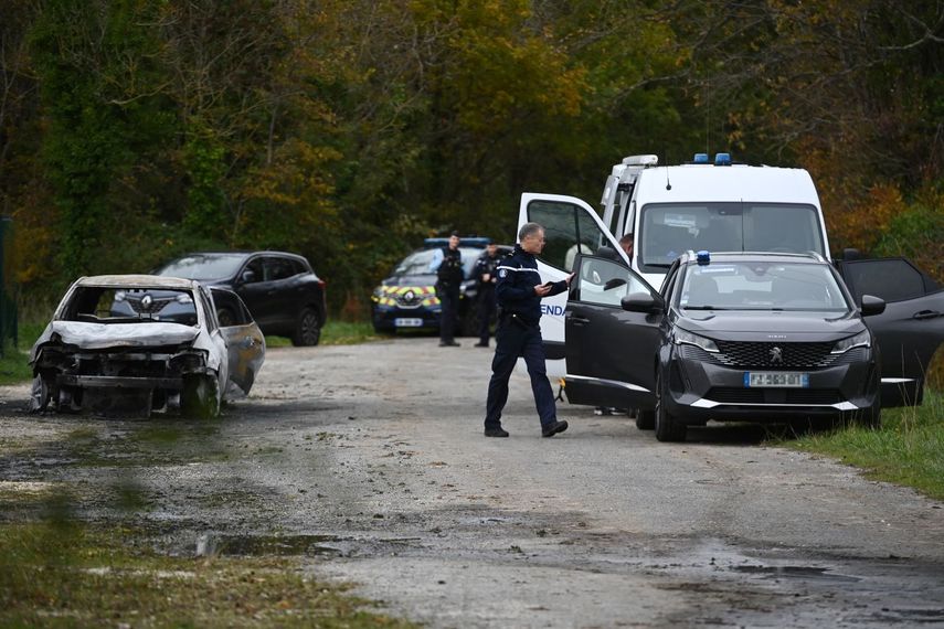 Un gendarme francés inspecciona el lugar donde se encontró un coche quemado en Saint-Pierre-dOléron el 5 de noviembre de 2025, tras un ataque en el que un automóvil arrolló a peatones y ciclistas en la isla atlántica francesa de Oléron, que podrìa tratarse de un atentado terrorista.