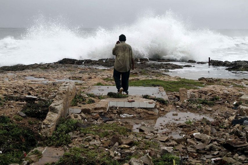 Un hombre se encuentra en medio de las ruinas de una casa destruida por el huracán Sandy en Gibara, Cuba, en octubre del 2012&nbsp;
