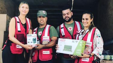 Sharapova y Puig entregaron ayuda junto con personal de la Cruz Roja.&nbsp;