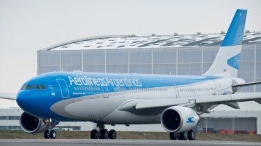 Un avión propiedad de la empresa Aerolíneas Argentinas.