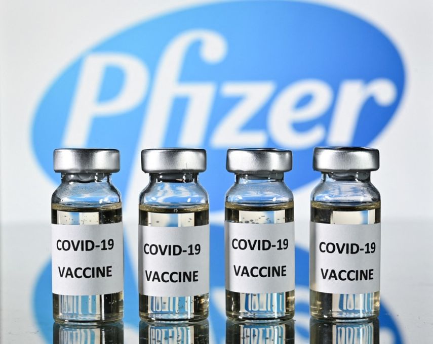 En esta foto de archivo tomada el 17 de noviembre de 2020 (ARCHIVOS) se muestran viales con adhesivos de vacuna contra el COVID-19 adjuntos, con el logo de la compañía farmacéutica estadounidense Pfizer.