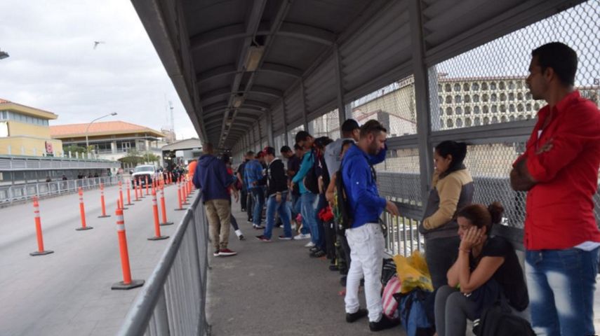 Un grupo de migrantes cubanos en el paso fronterizo de Laredo, tras la derogación de la política pies secos/pies mojados. Ahora tienen ante sí los riesgos de ingresar a EEUU como indocumentados.