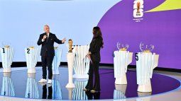 El presidente de la FIFA, Gianni Infantino (izquierda), ofrece un discurso en un evento en Zúrich, el 13 de diciembre de 2024.