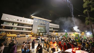 Simpatizantes y detractores del expresidente brasileño Luiz Inácio&nbsp;Lula&nbsp;da&nbsp;Silva&nbsp;se concentran frente a la sede de la Policía Federal.