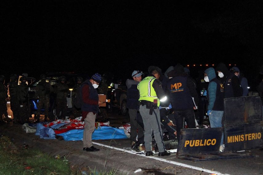 Los cuerpos de las víctimas que murieron en un accidente de tráfico en Cumbre de Alaska en Totonicapán, Guatemala, el 27 de diciembre de 2025.