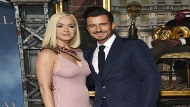 Esta foto de archivo del 21 de agosto de 2019 muestra a Orlando Bloom, derecha, miembro del elenco de la serie de Amazon Prime Video Carnival Row, con la cantante Katy Perry, en el estreno de la serie en Los Angeles.&nbsp; 