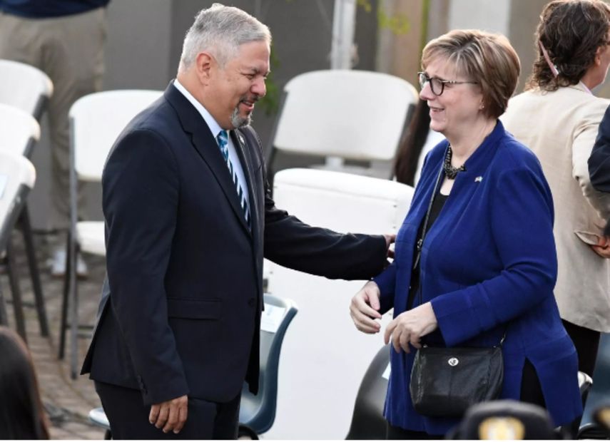 El canciller de Honduras Enrique Reina (izq.) conversa con la embajadora de Estados Unidos Laura Dogu durante el acto de apertura de las fiestas de la independencia de Centroamérica en Tegucigalpa, el 1 de septiembre de 2024