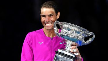 Rafael Nadal sonríe tras recibir su trofeo.