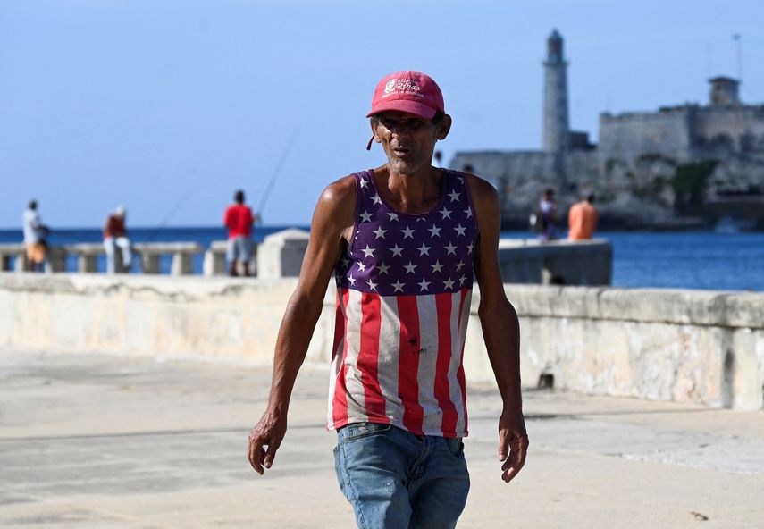 Un hombre vestido con una camiseta con la bandera de Estados Unidos camina por una calle de La Habana el 8 de noviembre de 2024.