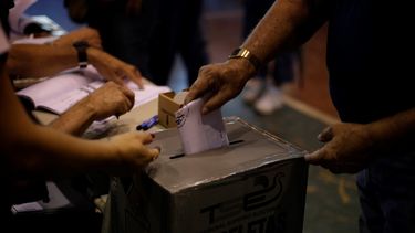 Un hombre vota durante las elecciones presidenciales celebradas este domingo en San Salvador, El Salvador.