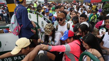 Cientos de personas comienzan a llegar para asistir al concierto&nbsp;Venezuela&nbsp;Aid Live este viernes, en Cúcuta (Colombia). En total serán 32 artistas quienes participarán del concierto que busca recaudar hasta 100 millones de dólares en 60 días.