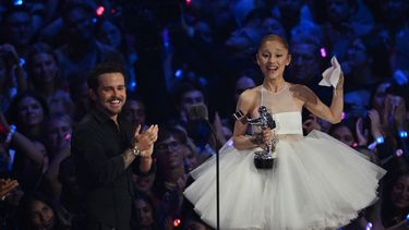 Visiblemente emocionada al aceptar el premio más prestigioso de la noche, Arianna Grande, de 32 años, agradeció a sus fans