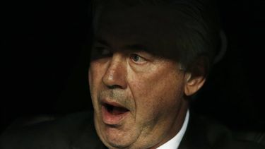 Ancelotti ha sido silbado por los fanáticos del cuadro merengue. (AP)
