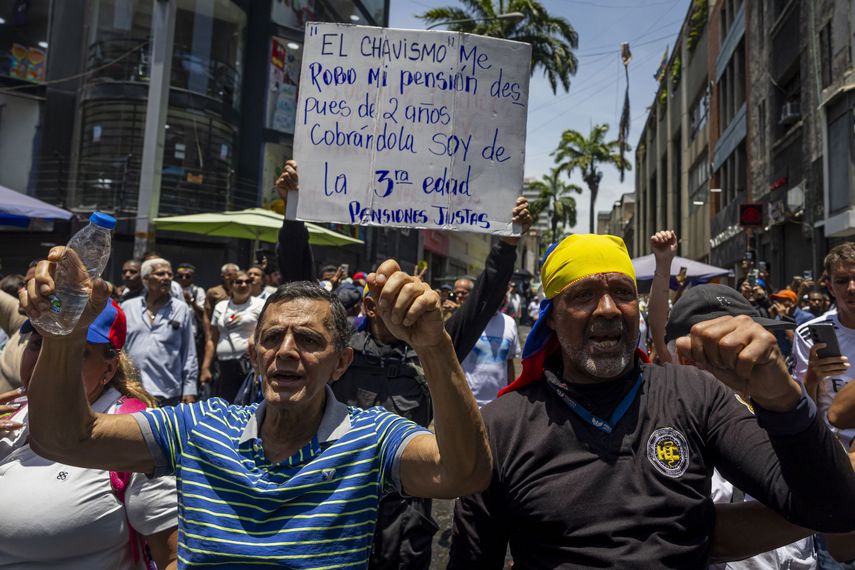 Personas participan en una manifestación de organizaciones sindicales, estudiantiles y gremiales para exigir aumentos salariales&nbsp;