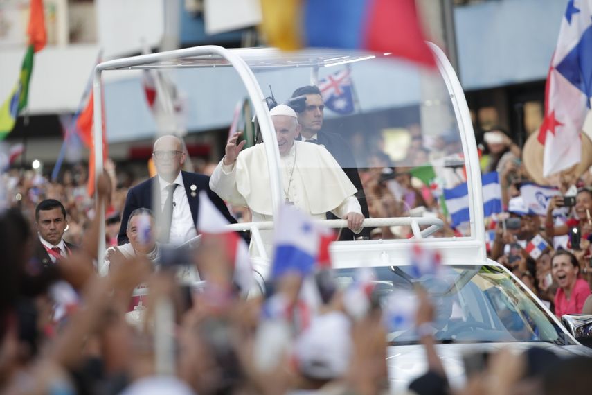 El papa Francisco saluda desde el papamóvil mientras recorre las calles hacia la Basílica Don Bosco este miércoles, en Ciudad de&nbsp;Panamá&nbsp;(Panamá).