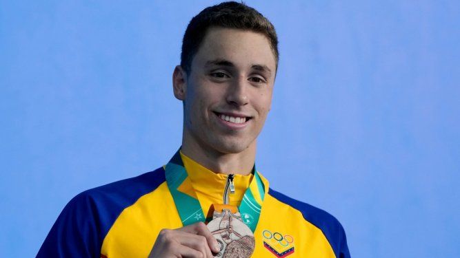 El venezolano Alfonso Mestre posa con su medalla de bronce en el podio de los 1.500 metros libre de la natación de los Juegos Panamericanos en Santiago, Chile, el miércoles 25 de octubre de 2023.&nbsp;