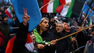 Manifestantes iraníes en el centro de Londres piden el derrocamiento del régimen.