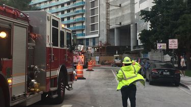 Los bomberos tratan de comabatir el fuego. (FOTO REFERENCIAL)