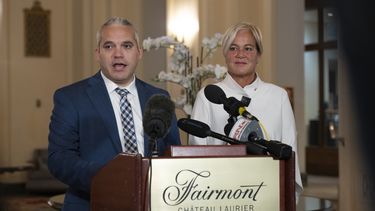 La gerente general del Fairmont Chateau Laurier, Genevieve Dumas, escucha al detective de los servicios de policía de Ottawa, Akiva Gellar, hablar sobre el retrato robado de Yousuf Karsh de Winston Churchill, durante una conferencia de prensa en el hotel de Ottawa, Canadá, el miércoles 11 de septiembre de 2024.