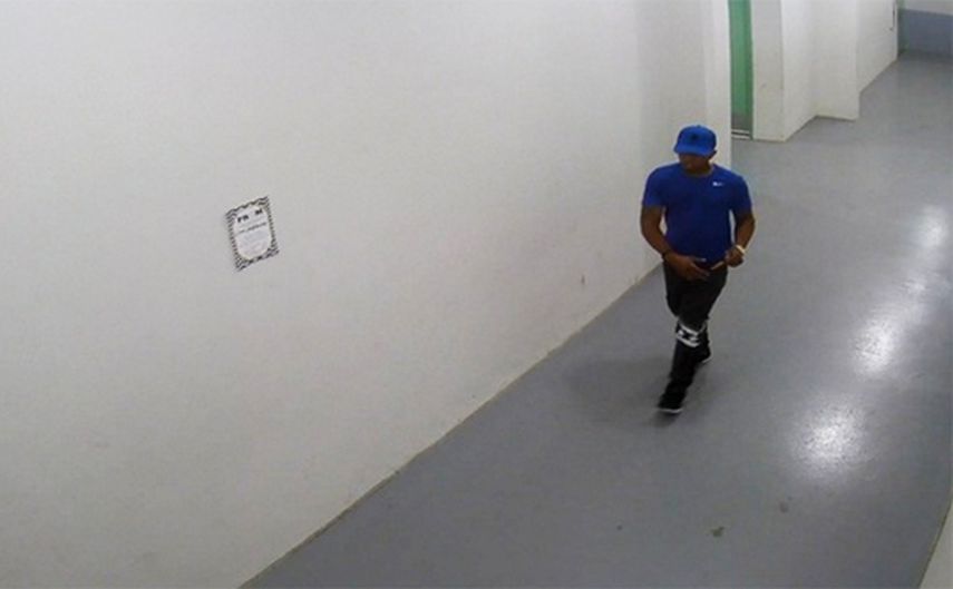 Este fotograma recoge al individuo caminando por el pasillo. (HOMESTEAD POLICE)