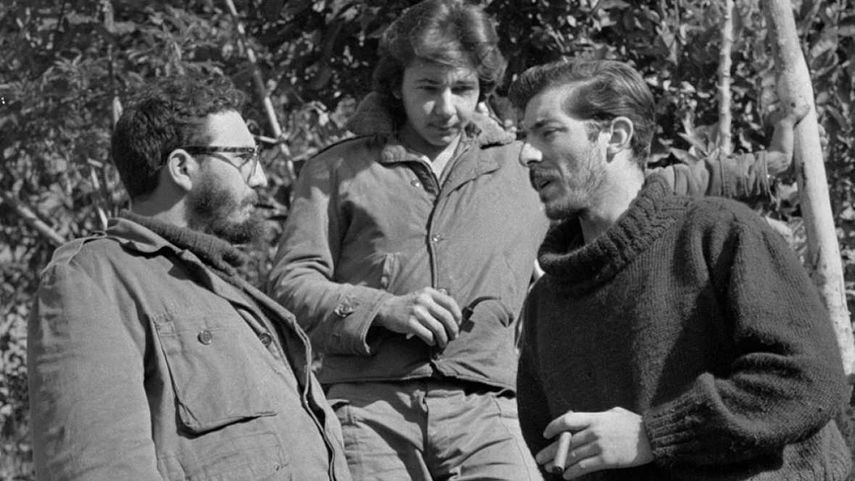 El fotorreportero Enrique Meneses junto a los hermanos Castro