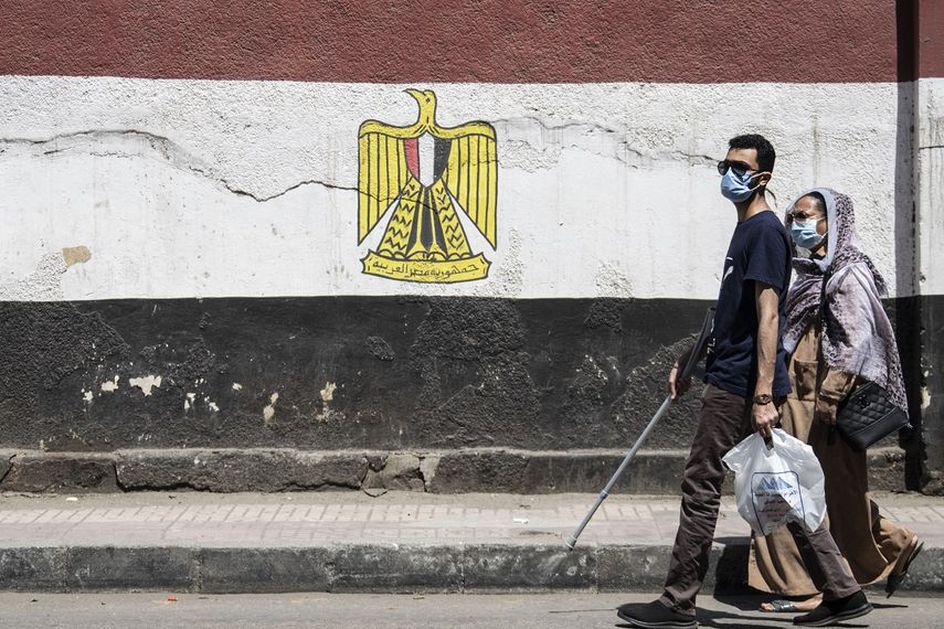 Una pareja con mascarilla en El Cairo.