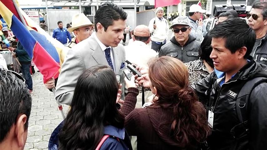 El opositor del Gobierno de Rafael Correa conversa con la prensa durante su paso por Bogotá, donde denunció la presencia de agentes de la inteligencia ecuatoriana (ARCHIVO)