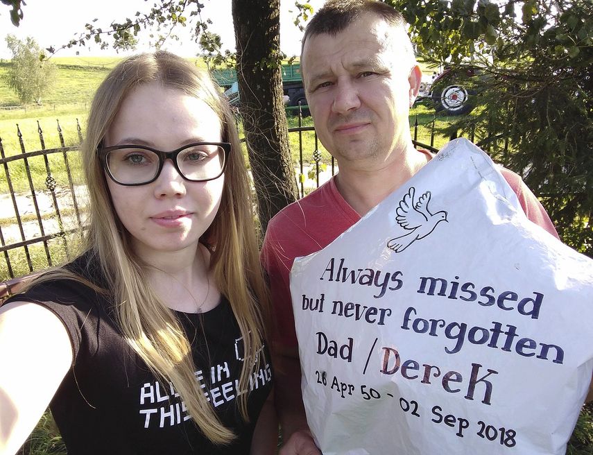 Dominika Gach, izquierda, posa el 11 de septiembre del 2019 para un selfie al lado de su padre, Radoslaw, el campesino polaco que hall&oacute; en sus tierras el globo que una mujer solt&oacute; en Inglaterra para conmemorar el aniversario de la muerte de su padre.