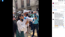 Captura de pantalla de la actividad llevada a cabo por activistas cubanos frente a la sede de la embajada de Cuba en México.&nbsp;