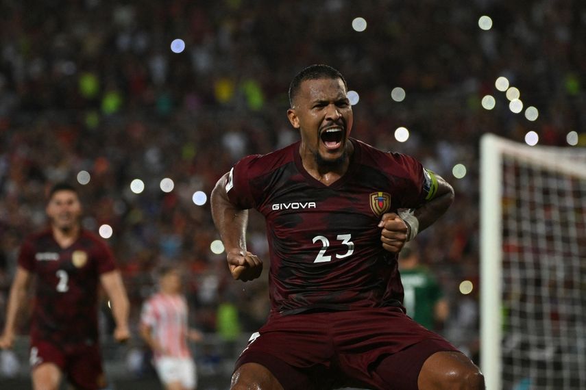 Salomón Rondón, que extendió a 40 su cifra de goles como máximo artillero histórico de la Vinotinto, ejecutó con éxito en el minuto 90+3 un penal sentenciado con intervención del VAR por una mano en el área de Iván Piris