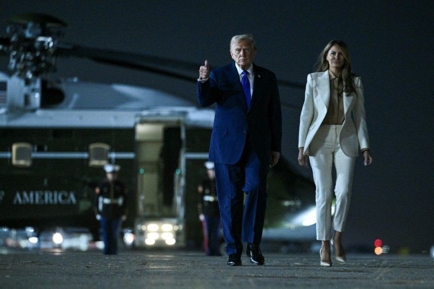 El presidente Donald Trump y la primera dama Melania Trump caminan hacia el Air Force One mientras se preparan para partir del Aeropuerto Internacional John F. Kennedy en la ciudad de Nueva York, el 23 de septiembre de 2025.