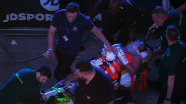 Los paramédicos y el personal médico sacan de la arena a Lenin Castillo de República Dominicana después de que fuera noqueado durante su combate de boxeo de peso semipesado contra el británico Callum Smith en el Tottenham Hotspur Stadium en el norte de Londres en septiembre.