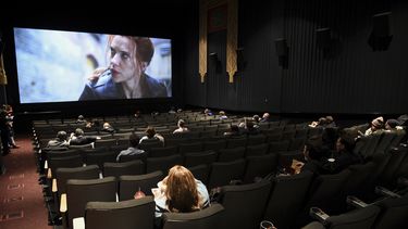 Público en una función con distanciamiento social en el cine AMC Lincoln Square 13 en el primer día con cines reabiertos en Nueva York el 5 de marzo de 2021. Emiratos Árabes Unidos levanta la censura en el cine.&nbsp;