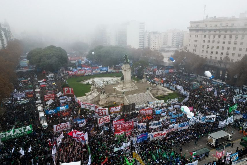 Cientos de personas manifiestan frente a la sede del Congreso argentino, en Buenos Aires, mientras el Senado discute un paquete de leyes que es clave para las reformas económicas de Javier Milei.