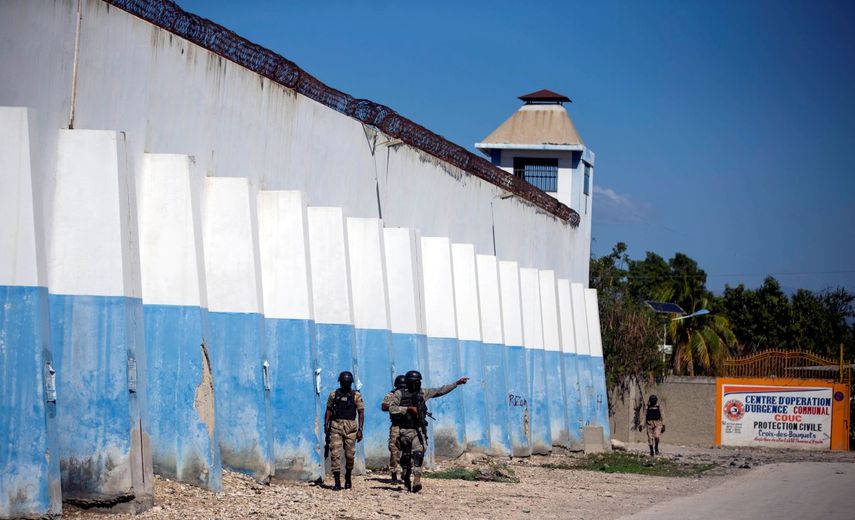 &nbsp;Agentes de la policía nacional recorren el perímetro de la prisión civil Croix-des-Bouquets en Puerto Príncipe, Haití, el 25 de febrero de 2021, tras la fuga de varios reclusos