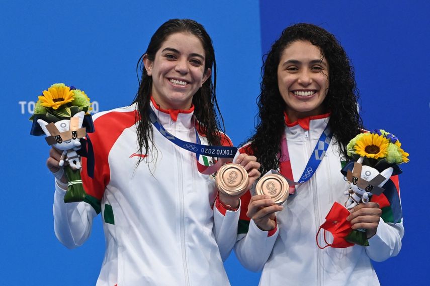 Las medallistas de bronce Alejandra Orozco Loza (izq.) De México y Gabriela Agundez García de México posan en el podio después del evento final de clavados sincronizados de plataforma de 10 metros femeninos durante los Juegos Olímpicos de Tokio