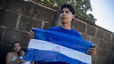 El joven Norwin Josué Gutiérrez Álvarez muestra una bandera de&nbsp;Nicaragua&nbsp;durante la excarcelación de 50 manifestantes opositores, este viernes, en Managua (Nicaragua).&nbsp;