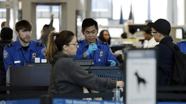 Oficiales de la TSA realizan chequeo a pasajeros.