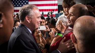 El senador Tim Kaine, candidato demócrata a la vicepresidencia de los EEUU, saluda a un grupo de seguidores que estuvo presente durante su discurso en español en Arizona este 3 de noviembre de 2016.