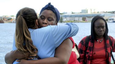 Fotograf&iacute;a del 7 de septiembre de 2019 de una mujer damnificada por el hurac&aacute;n Dorian, evacuada de Freeport, que se abraza a una empleada&nbsp;del crucero Mariner of the Seas de Royal Caribbean al llegar a Nassau.