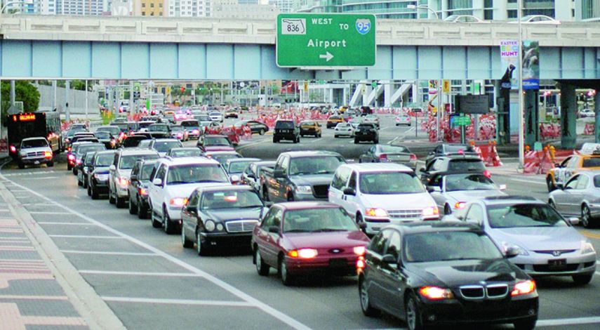 Vista de la aglomeración de automóviles en la avenida Biscayne, justo debajo del Viaducto MacArthur. (CORTESÍA)