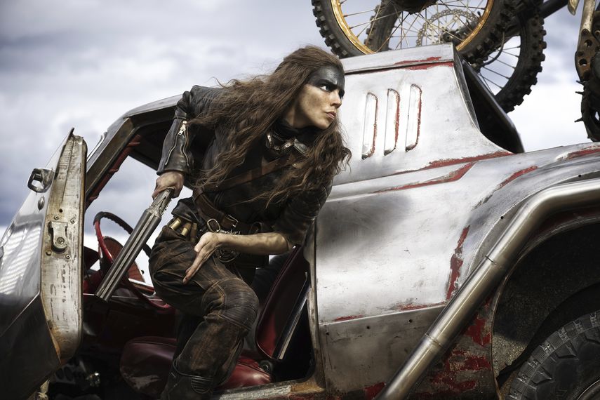 Esta imagen publicada por Warner Bros. Pictures muestra a Anya Taylor-Joy en una escena de Furiosa: A Mad Max Saga.