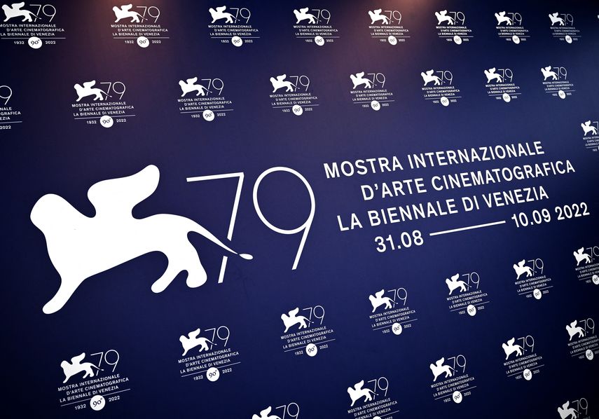 El logo del festival se muestra el 31 de agosto de 2022 durante el 79º Festival Internacional de Cine de Venecia en Lido di Venezia en Venecia, Italia.