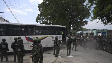 Los reclusos suben a un autobús mientras son trasladados por miembros de la Guardia Nacional cuando las autoridades dijeron que tomaron el control de varios penales y descongestionaron los recintos carcelarios en Venezuela, durante septiembre de 2023.